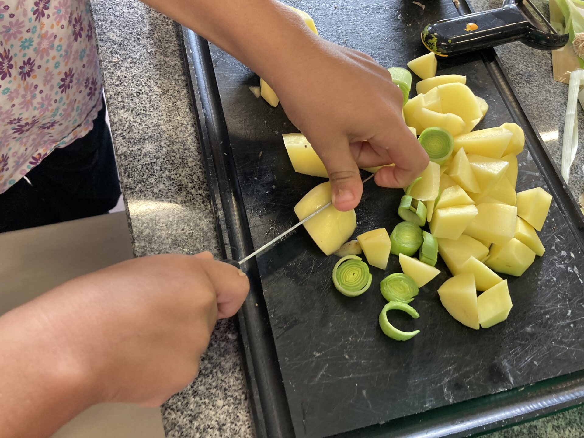 Kleine und große Köchinnen und Köche am Werk