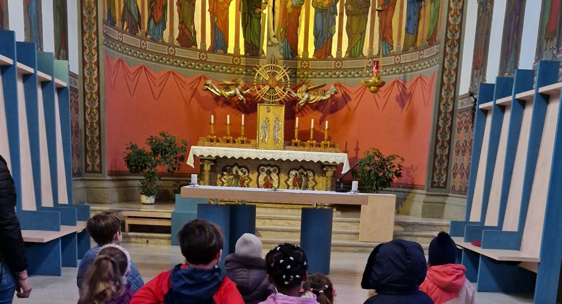 Die Gruppe 3 besucht die Mutterhauskirche